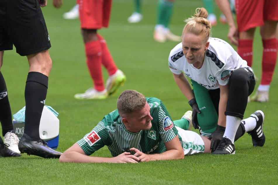 Wenn Marvin Ducksch (31) demnächst von einer Physiotherapeutin in den Werder-Katakomben behandelt wird, muss er auf sein Handy verzichten.