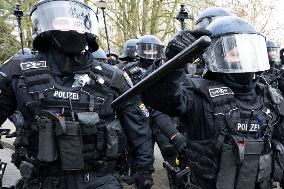 Die Polizei war mit massiven Kräften in Gießen vor Ort, dabei setzten die Beamten auch Schlagstöcke ein.