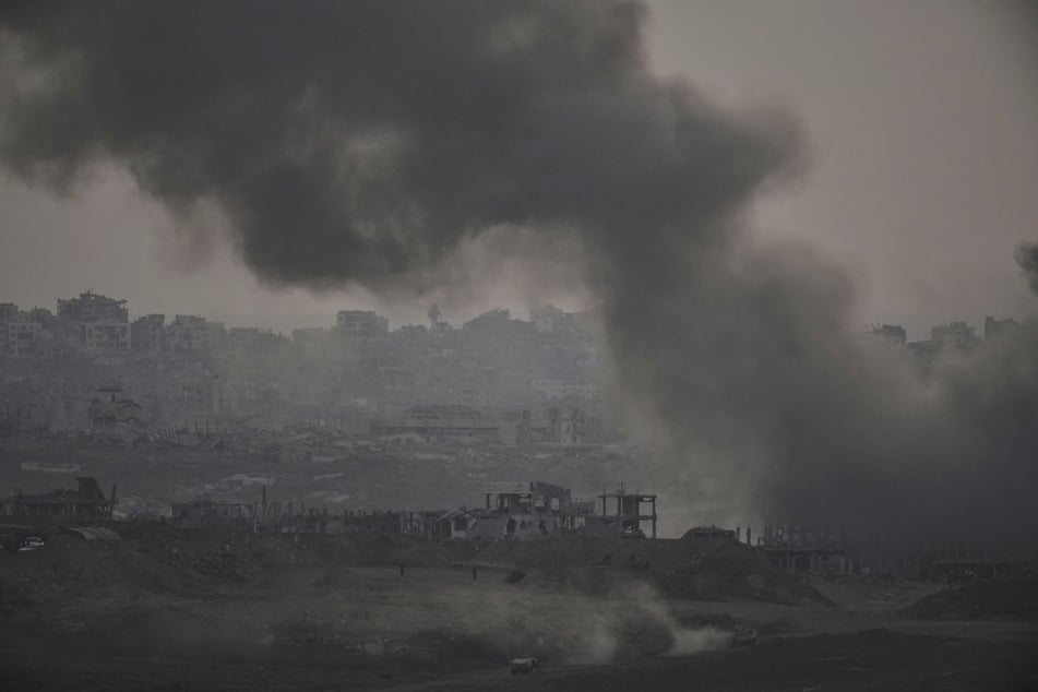 Die Kämpfe im Gazastreifen gehen unvermindert weiter. Erneut hat es Tote gegeben.