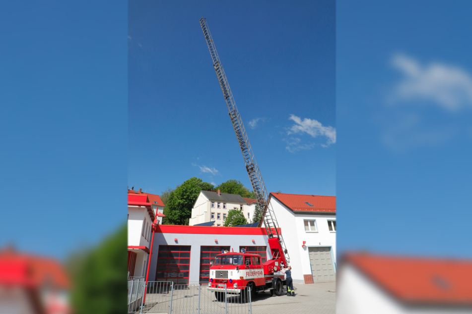 30 Meter hoch reicht die Uralt-Drehleiter aus Lunzenau. Bei diesem Modell gibt es aber noch keinen Rettungskorb.