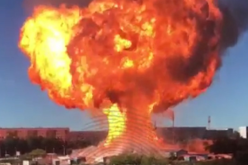 Riesiger Feuerball: Tankstelle explodiert in Russland
