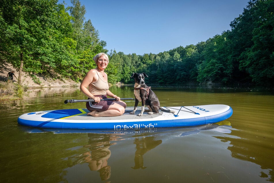 Hannah Snella (28) und Hund Trude (6) nutzen den Steinbruch im Zeisigwald für eine Tour mit dem SUP.