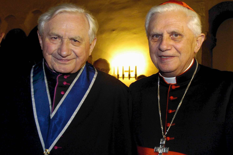 Der ehemalige Papst Benedikt (r) und sein verstorbener Bruder Georg Ratzinger besuchten das Internat in Traunstein. (Archiv)