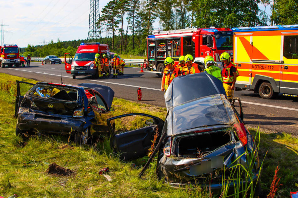 An der Unfallstelle sind viele alarmierte Rettungskräfte vor Ort.