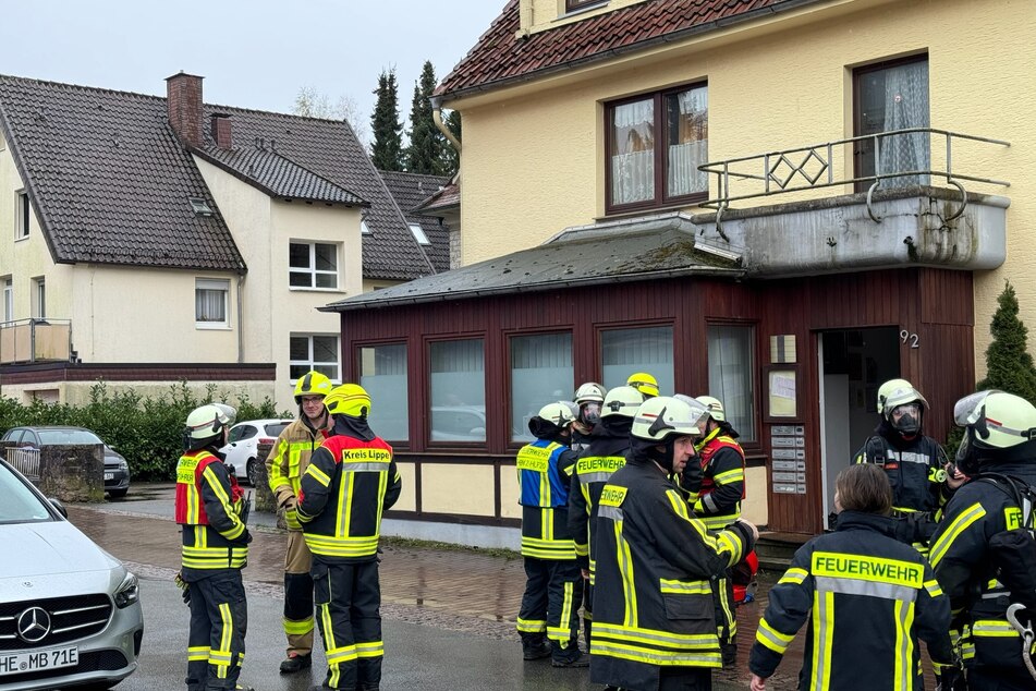 Zahlreiche Rettungskräfte waren bei einem Einsatz an einer ehemaligen Pension.