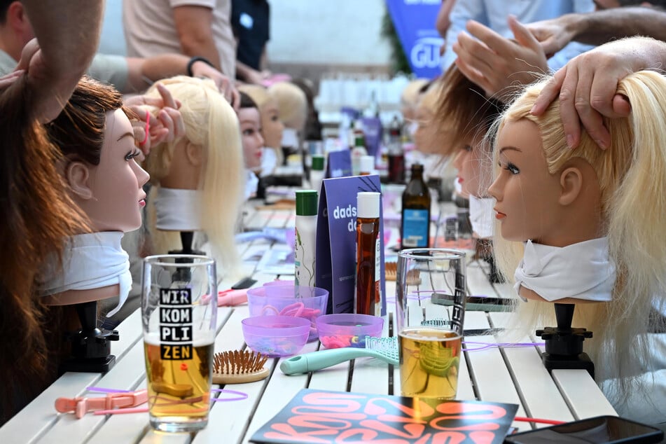 Dazu besuchen sie einen Kurs in Frankfurt, in dem sie bei einem gepflegten Bier an Puppen üben.