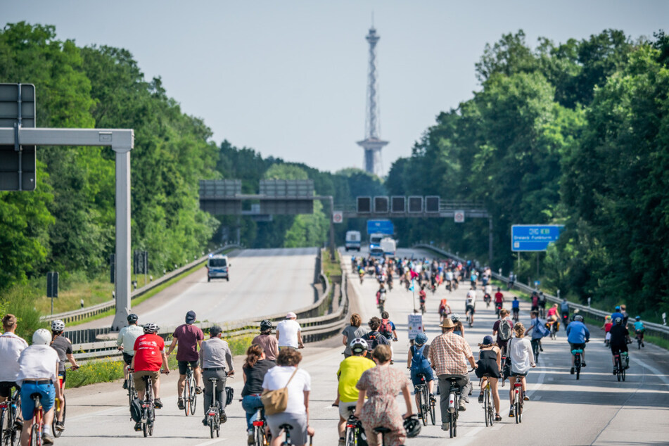 17. Juni, Berlin: Teilnehmer der Fahrraddemo von Extinction Rebellion aus Potsdam für eine schnelle Verkehrswende und die Einrichtung von Fahrradschnellstraßen nach Berlin fahren über die Autobahn AVUS ins Stadtzentrum.