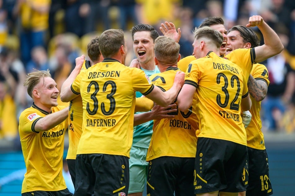 Jubel, Trubel, Heiterkeit bei Dynamo Dresden: Mit dem Dreier gegen Bochum gelang der SGD ein enorm wichtiger Sieg im Abstiegskampf.