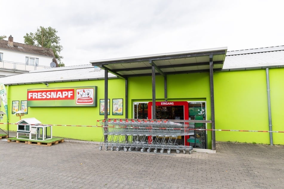 In einer Fressnapf-Filiale in Leverkusen ist es bei Wartungsarbeiten zu einem Teil Einsturz der Decke gekommen.