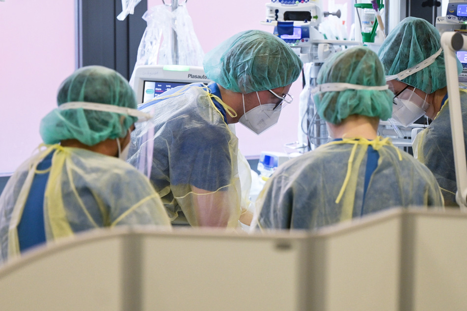 Mediziner kümmern sich auf einer Intensivstation in Hessen um einen Corona-Patienten – die Hospitalisierungsinzidenz für das Bundesland ist auf 3,73 gestiegen.