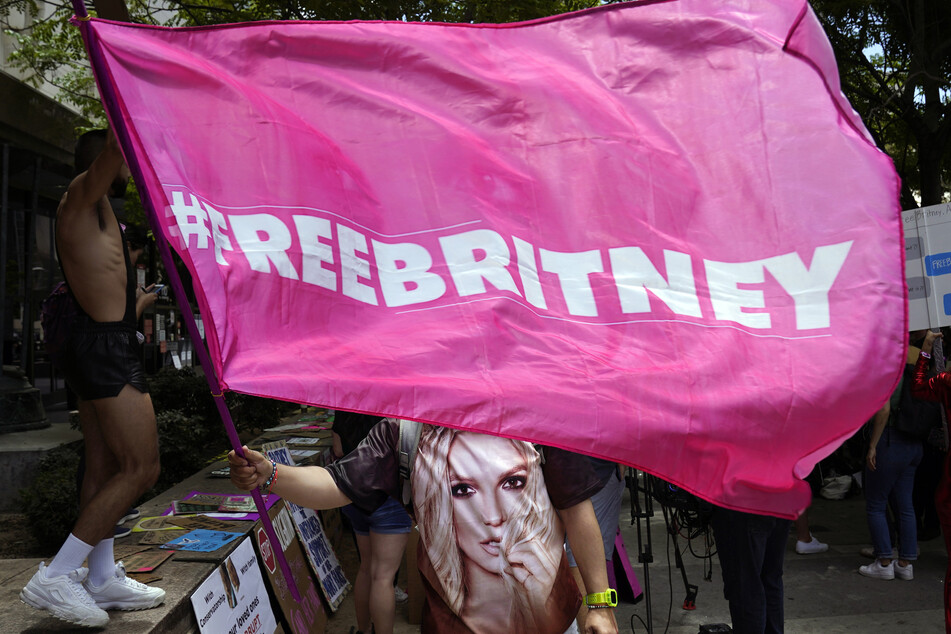 Anhänger von Britney Spears setzen sich für Freiheit der 39-Jährigen ein. Ein schnelles Ende im Prozess ist aber noch nicht in Sicht.