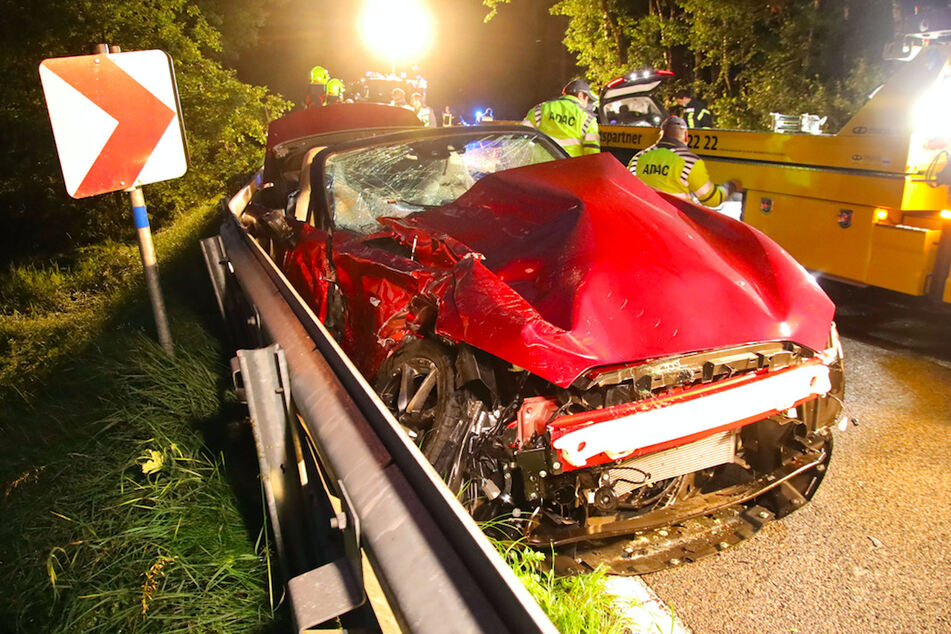 Der Fahrer des Mazda starb noch an der Unfallstelle.