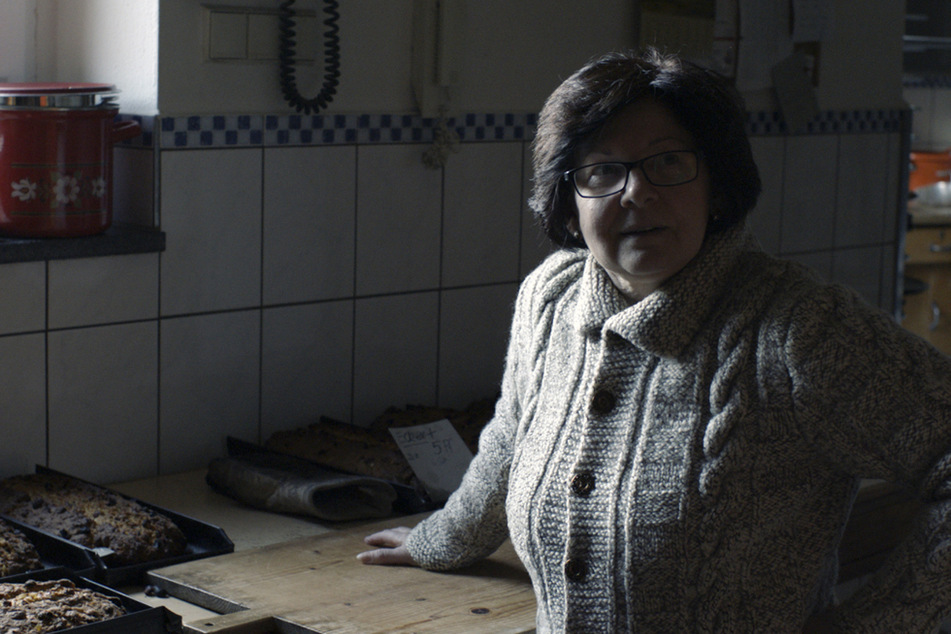 Eine Frau aus Pöhla, deren Name in der Doku nicht genannt wird, wurde mit der Kamera beim Stollenbacken begleitet.