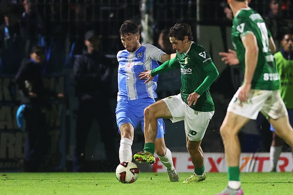 CFC-Spieler Tom Baumgart (28, l., hier im Duell mit Elias Kratzer, 26) traf zum 2:0.