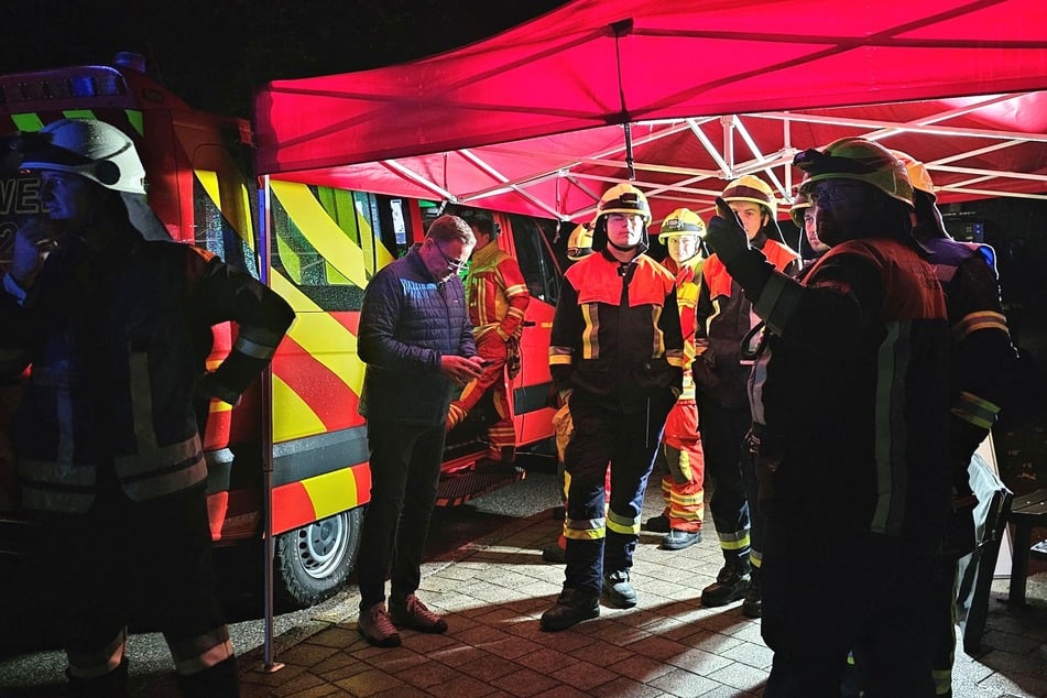 Feuerwehrleute sind seit Freitagabend im Einsatz.