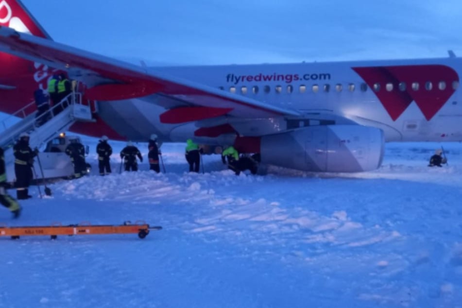 Schock für 87 Personen an Bord: Flieger rutscht 30 Meter über Landebahn!