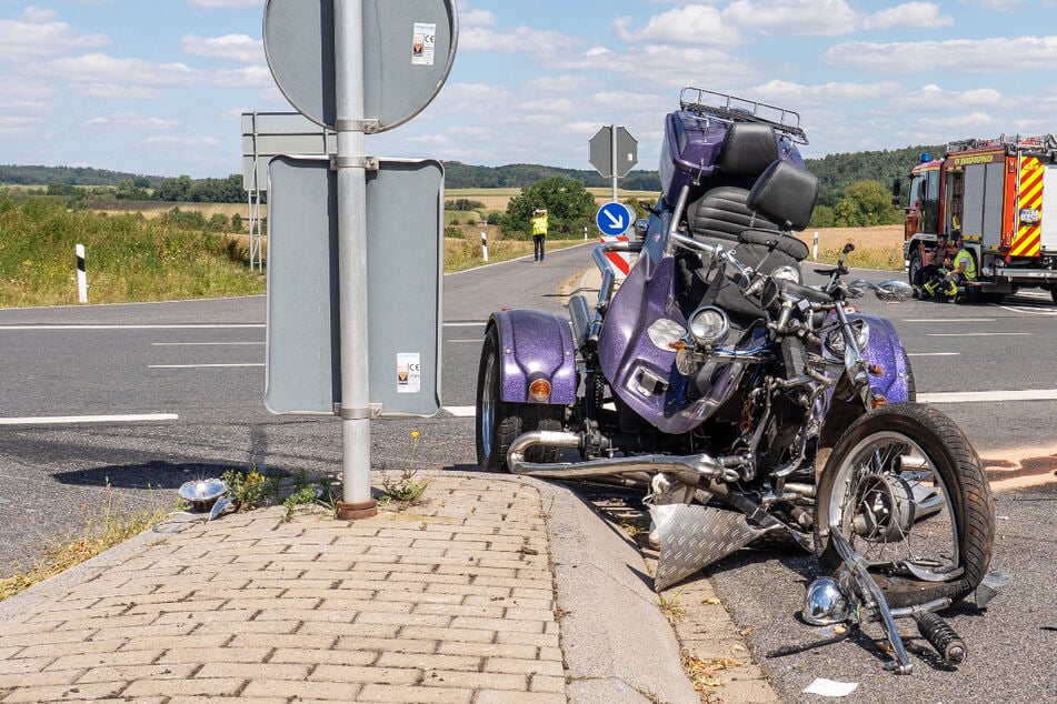 Schrecklicher Unfall zwischen Auto und Trike auf Kreuzung: Biker stirbt, Enkel in Klinik geflogen