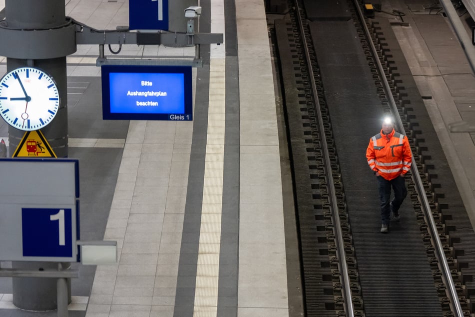 Durch die Bauarbeiten im Keller des Hauptbahnhofs können nur vier der acht Gleise genutzt werden. (Archivbild)