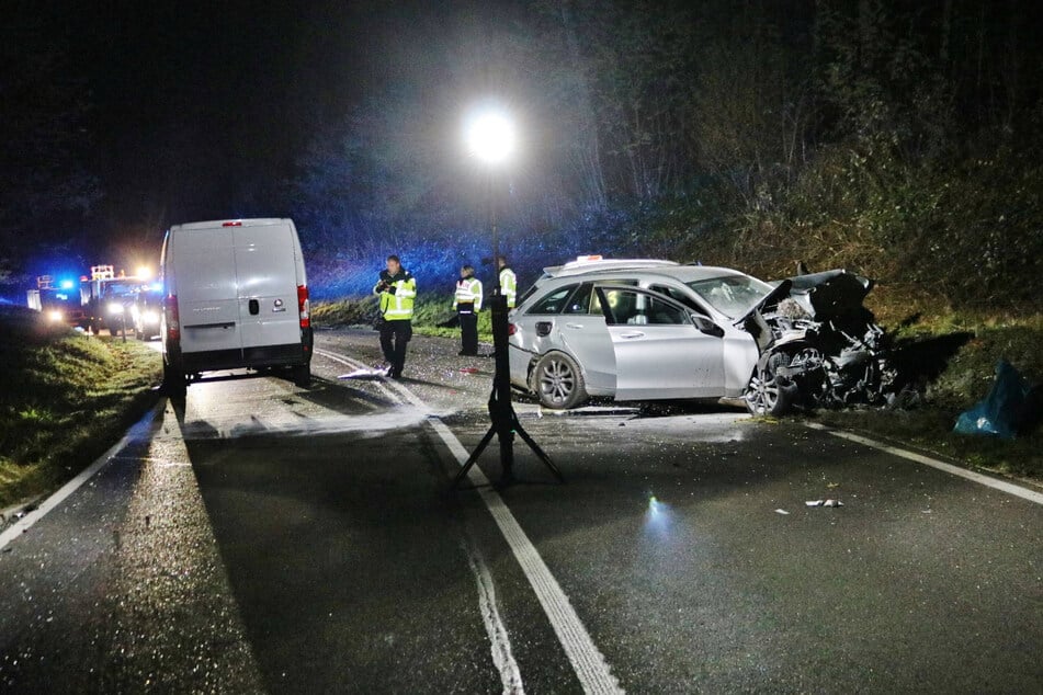 Zur Unfallaufnahme und Reinigung musste die betroffene Strecke bis in die späten Abendstunden gesperrt werden.