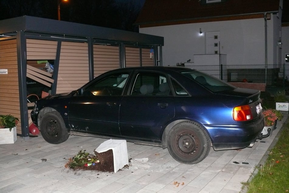 Ein Auto ohne Fahrer: Erst überrollte der Audi einen Zaun, dann krachte er in eine Garage.