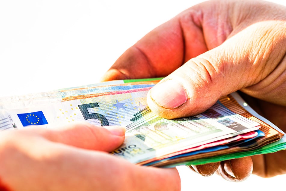 Dem 63-Jährigen wird vorgeworfen, zwei bereits vorbestrafte Männer über Ermittlungen gegen sie informiert und dafür Geld kassiert zu haben. (Symbolfoto)