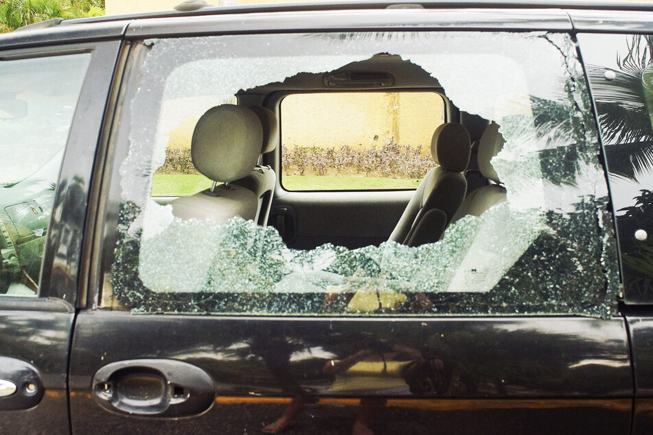 Ein Polizist musste die Seite einschlagen, um das Kind zu befreien. (Symbolbild)