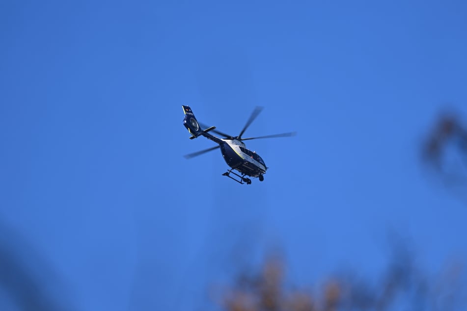 Die Polizei suchte auch per Hubschrauber nach dem Opel. (Symbolfoto)