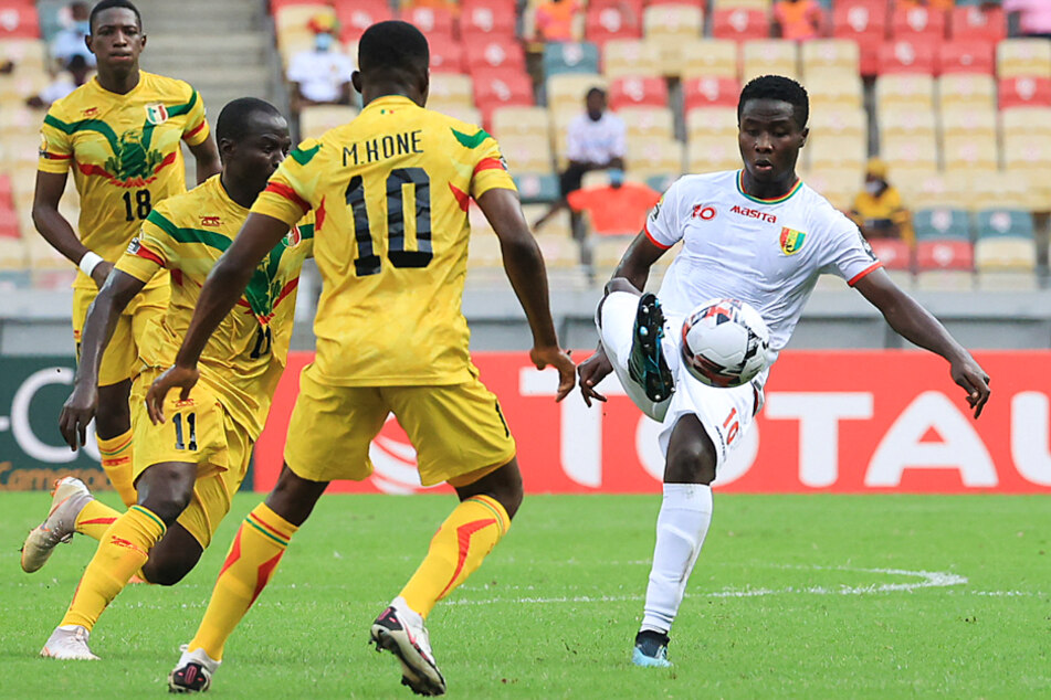 Morlaye Sylla (25, r.) debütierte im Januar 2021 für Guinea und wirkte auch bei der Qualifikation für den Afrika-Cup mit.