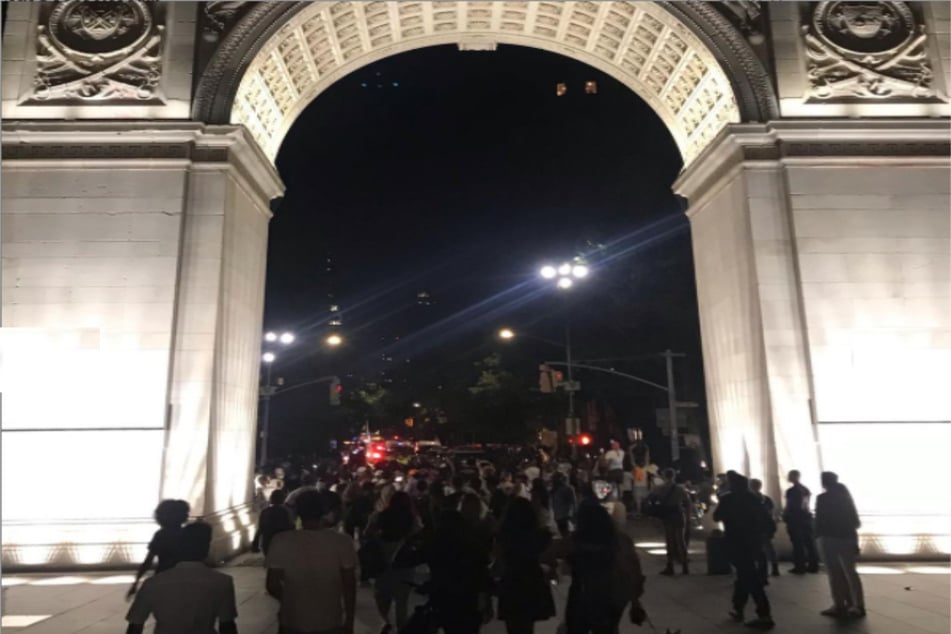 Protesters documented groups gathering under the arch just before 10 PM on Saturday night.