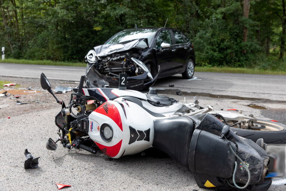 Autofahrer (82) übersieht Motorrad beim Abbiegen - Biker (24) tot!