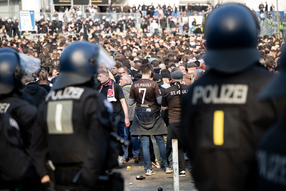 Flaschenwürfe und Verletzte: Platzverweis für 200 Pauli-Fans