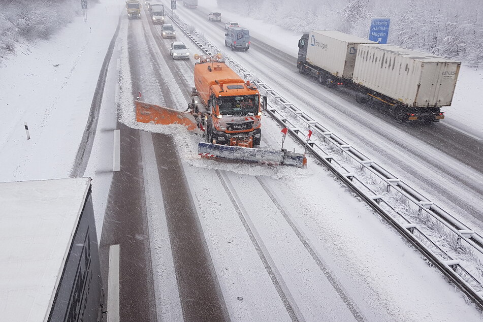 Mit bis zu 62 Winterdienstfahrzeugen können die Autobahnmeistereien in Sachsen für schnee- und eisfreie Fahrbahnen sorgen.