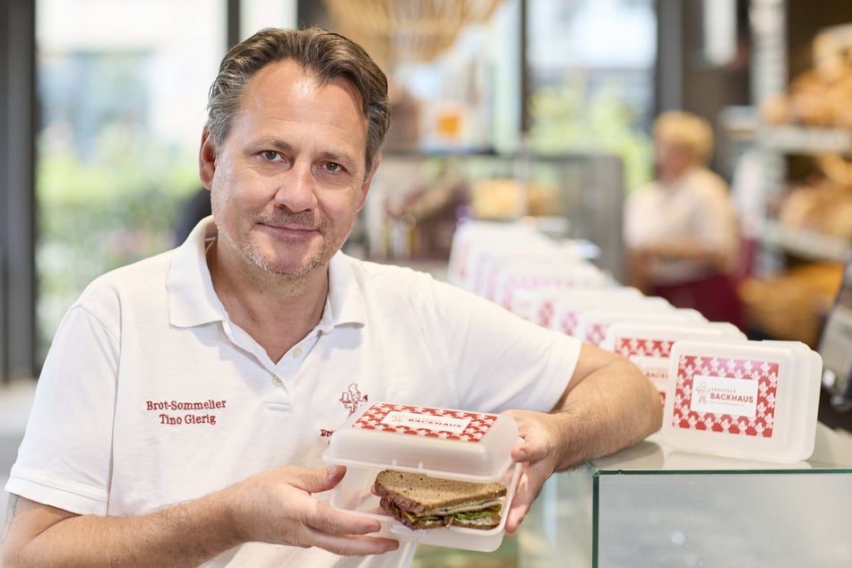 Backhaus-Brotsommelier Tino Gierig freut sich, auch in diesem Jahr wieder Brotdosen an ABC-Schützen verschenken zu können.
