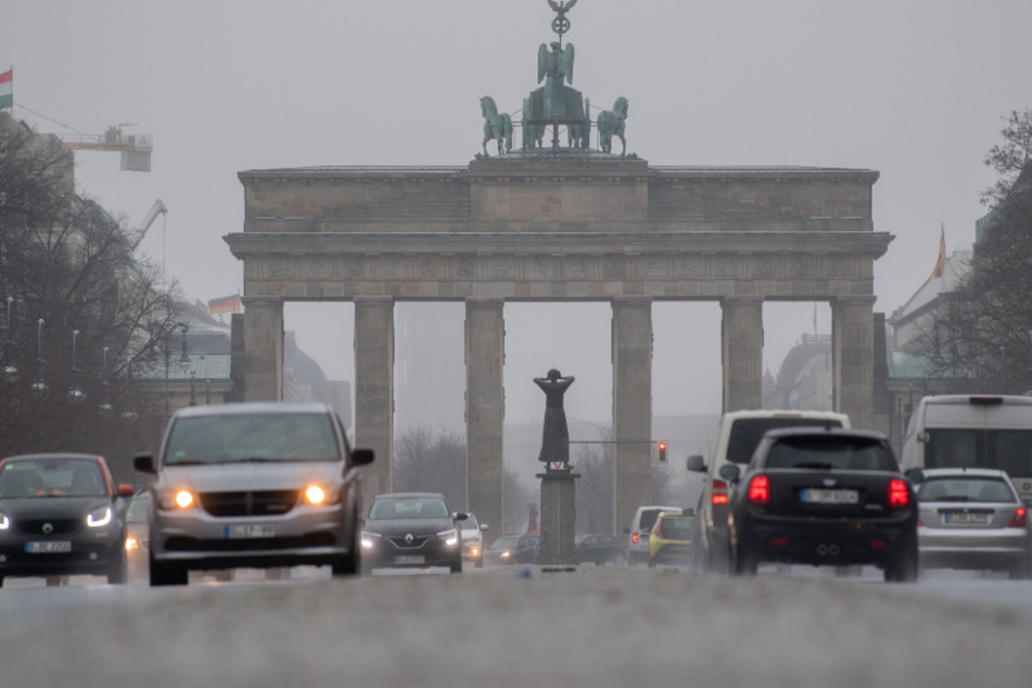 Die neue Woche beginnt in Berlin mit vielen Wolken und gelegentlichen Schneeregen.