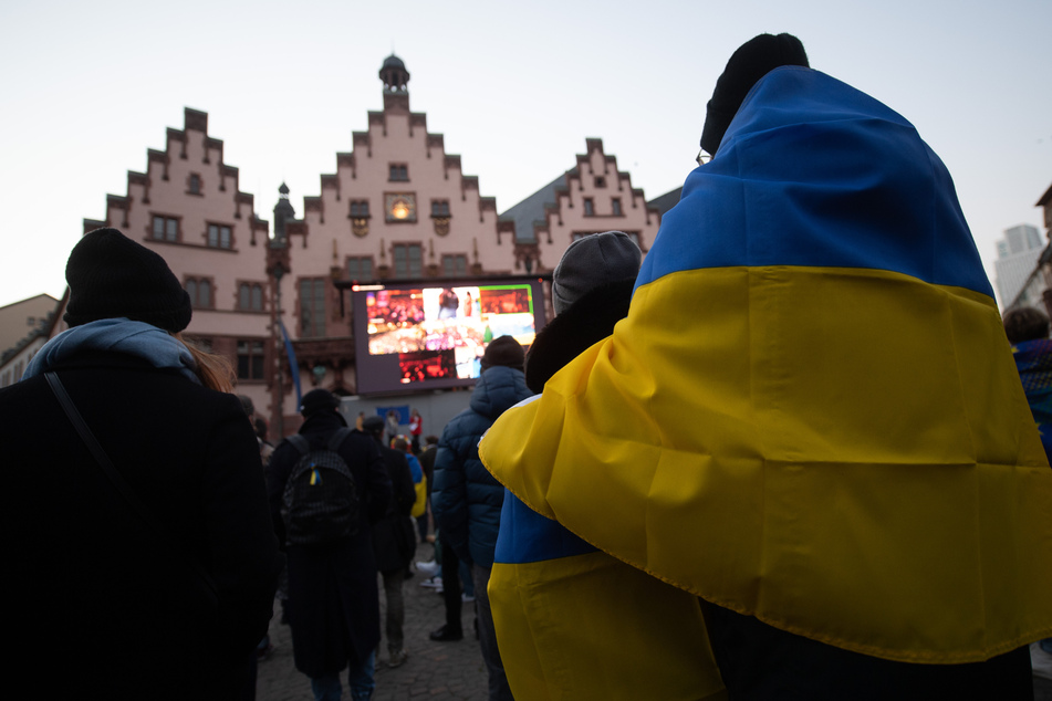 Am Freitagabend richtete der ukrainische Präsident Wolodymyr Selenskyj (44) Worte an die Demonstranten in Frankfurt, Paris, Bratislava, Vilnius, Prag und Tiflis.
