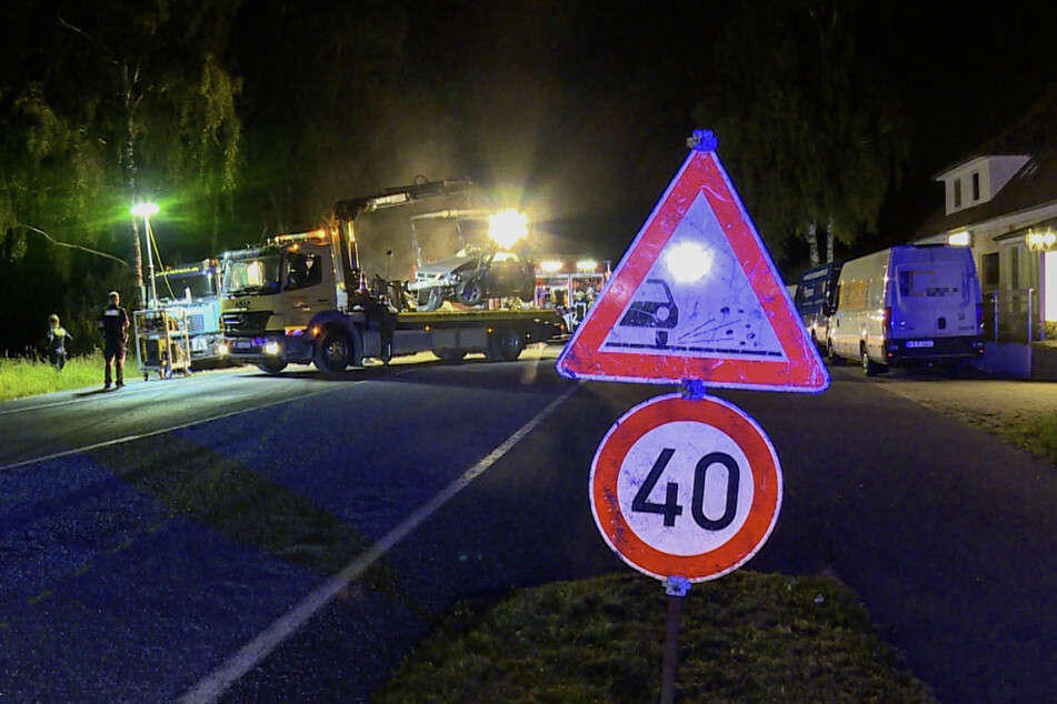 An der Unfallstelle ist die Geschwindigkeit wegen Rollsplitts auf Tempo 40 reduziert.