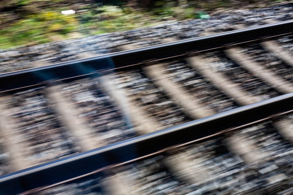 Am Bahnhof in Genthin hielten sich zwei Männer im Gleis auf. (Symbolbild)