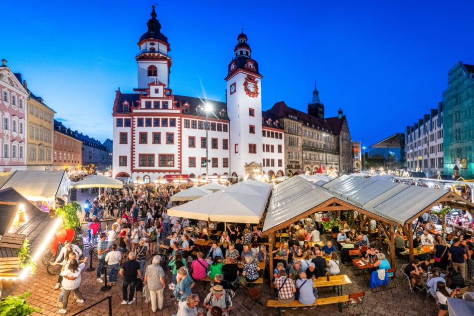 Hoch die Gläser - ein letztes Mal für dieses Jahr auf dem Chemnitzer Weinfest.