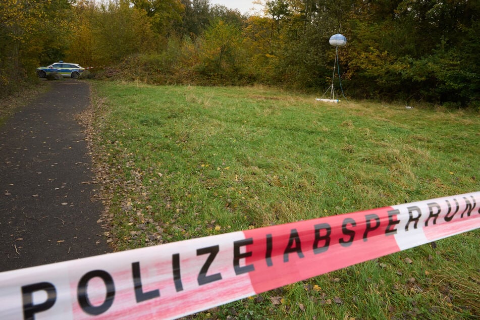 Die Polizei sperrte die Fundstelle weiträumig ab. Die Ermittlungen laufen auf Hochtouren.