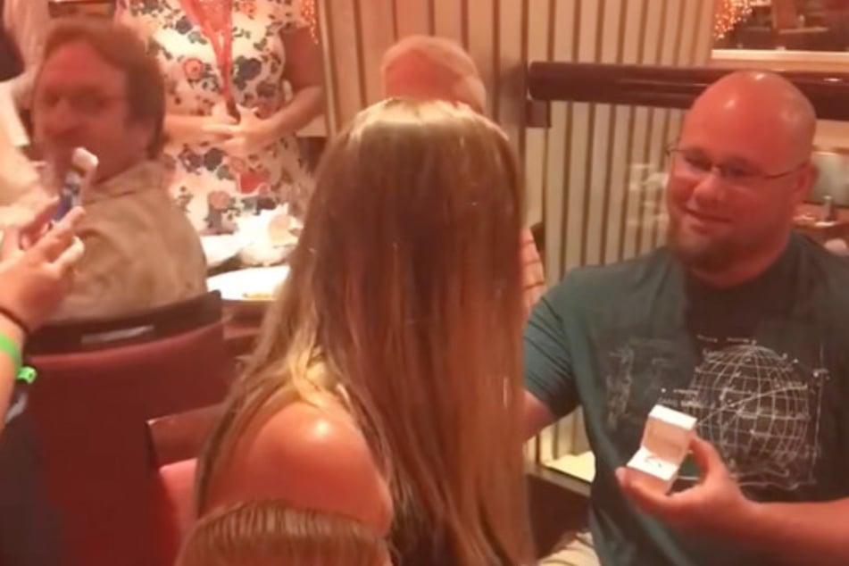 Nach dem kleinen Missgeschick erhielt Amanda Bratton schließlich ihren richtigen Antrag.