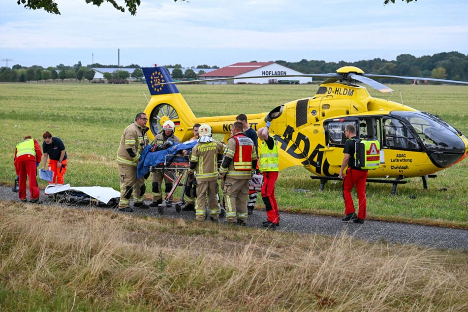Mit einem Rettungshubschrauber wurde eine der verletzten Personen in ein Krankenhaus geflogen.