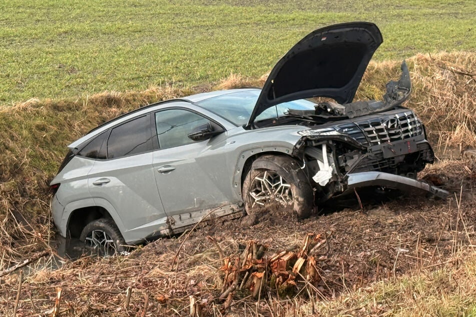 Ein Ersthelfer befreite Mutter und Baby aus dem Auto.