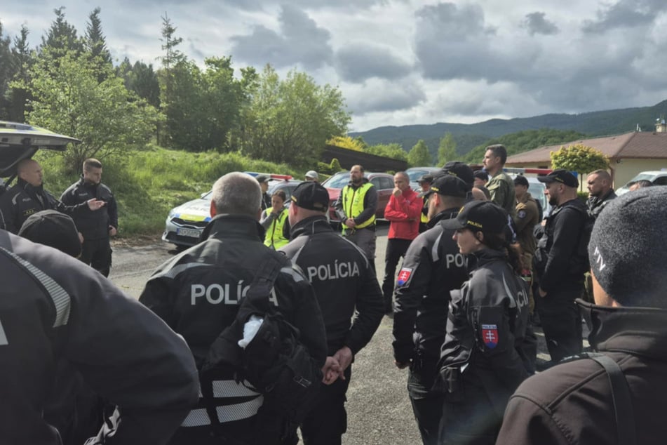 Suchmannschaften, Polizei und Dutzende Freiwillige durchkämmten das Gelände auf der Suche nach der 44-Jährigen.