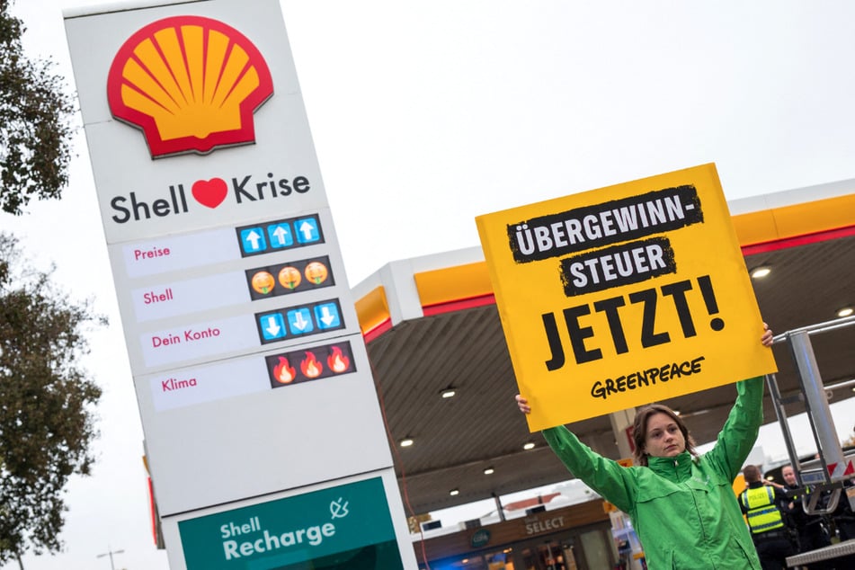 Aktivisten bekleben Shell-Tankstelle: Konzern verdoppelt Gewinn, Greenpeace fordert Übergewinnsteuer