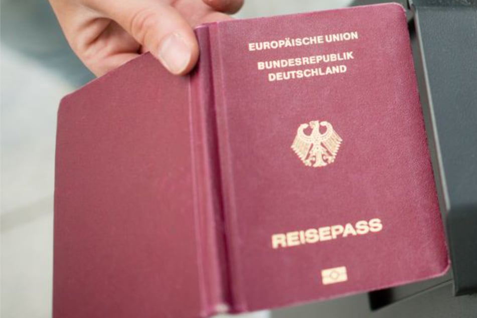 Anzeige statt Abflug: 22-Jähriger nutzt Reisepass als Notizblock und darf nicht fliegen