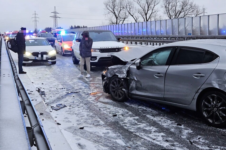 Durch das Blitzeis kamen viele Autos nicht rechtzeitig zum Stehen.