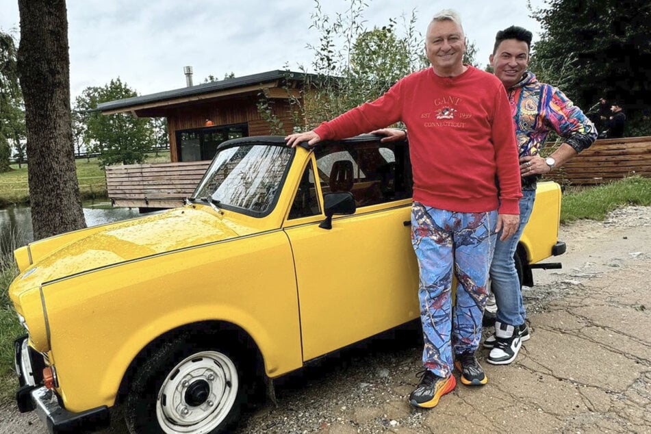 Den gelben Trabi-Oldtimer haben sich Matthias Mangiapane (41, r.) und sein Mann Hubert Fella (56) in Dresden ausgeliehen.