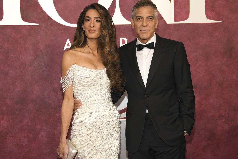 Amal Clooney (47) und ihr Ehemann George (64) haben zu Hause einen Handykorb für Gäste.