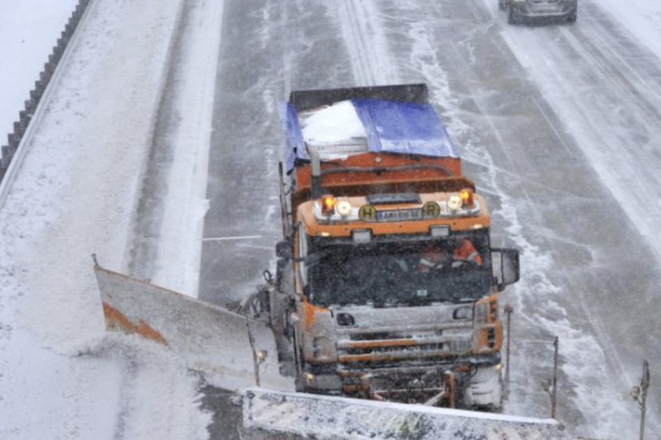 Krasses Wintercomeback: Totalsperre der Autobahn nach starken Schneefällen