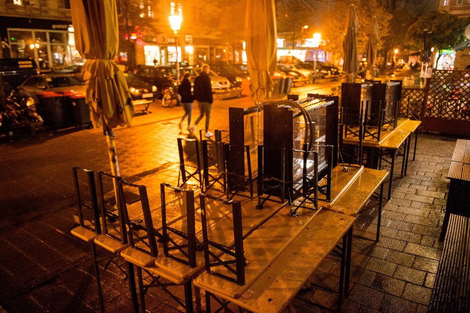 Zusammengestellte Tische und Bänke stehen am Abend im Schanzenviertel. (Archivbild)